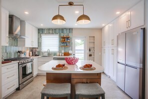 Microwave, oven, stovetop, dishwasher - Windansea Retreat - beautifully renovated 1 bedroom cottages, walk to the beach  (La Jolla)