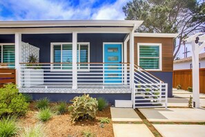 Exterior - Windansea Retreat - beautifully renovated 1 bedroom cottages, walk to the beach  (La Jolla)
