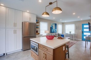 Interior - Windansea Retreat - beautifully renovated 1 bedroom cottages, walk to the beach  (La Jolla)