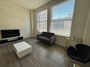 Living area - Cozy 1bd apartment in enchanting downtown Indianapolis (Indianapolis)