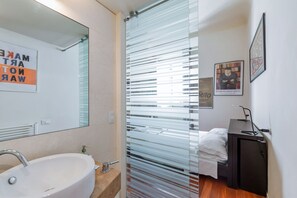 1 chambre, fer et planche à repasser, accès Internet, draps fournis