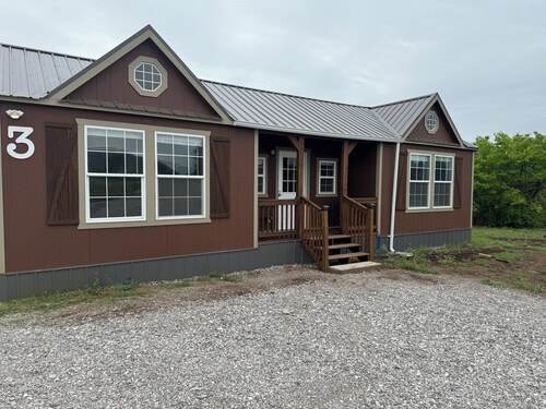 Cozy cabin near Medicine Park with WiFi, AC 