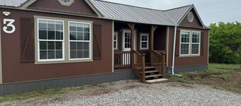 Cozy cabin near Medicine Park with WiFi, AC 