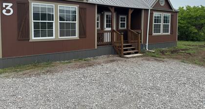 Cozy cabin near Medicine Park with WiFi, AC