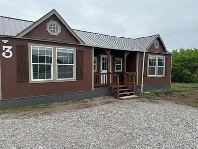 Cozy cabin near Medicine Park with WiFi, AC 