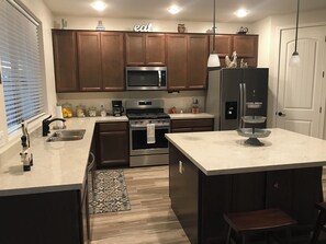 Réfrigérateur, micro-ondes, four, plaque de cuisson