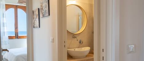 2 slaapkamers, een strijkplank/strijkijzer, reisbedje, gratis wifi