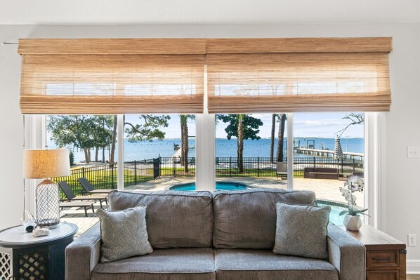 Una Smart TV, una chimenea