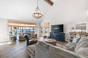 Una Smart TV, una chimenea