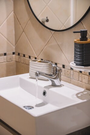 Secador de cabelo, toalhas de banho, sabonete, papel higiênico