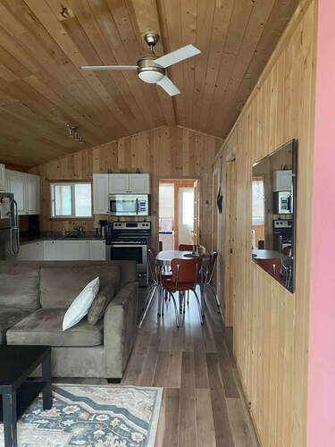 Cozy Cabin in Grand Beach. 