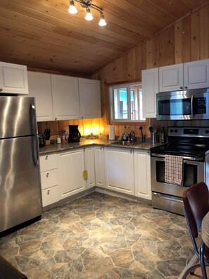 Réfrigérateur, vaisselle et ustensiles, épices