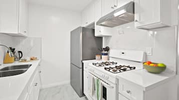 Geladeira, micro-ondas, fogão, cooktop