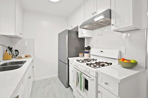 Køleskab, mikrobølgeovn, ovn, kogeplade