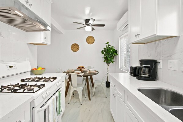 Køleskab, mikrobølgeovn, ovn, kogeplade