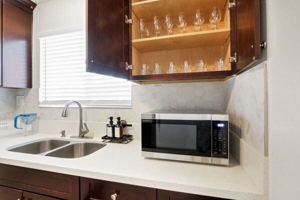 Kühlschrank, Mikrowelle, Ofen, Herdplatte