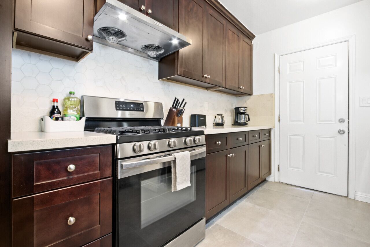 Kjøleskap, mikrobølgeovn, ovn og kokeplater