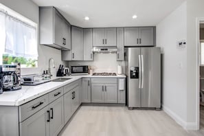 Geladeira, micro-ondas, cooktop, cafeteira/chaleira