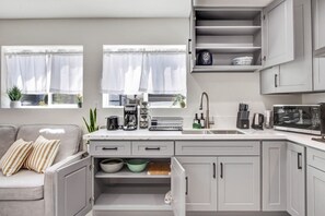 Frigorífico, microondas, placa de cocina y cafetera o tetera