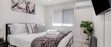 1 habitación, tabla de planchar con plancha, wifi gratis y ropa de cama