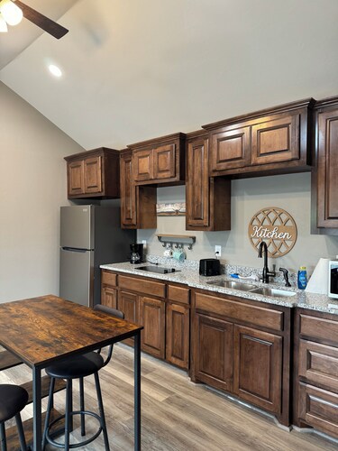 Cozy cabin near Medicine Park with WiFi, AC 