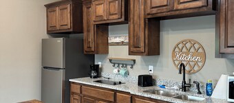 Cozy cabin near Medicine Park with WiFi, AC 