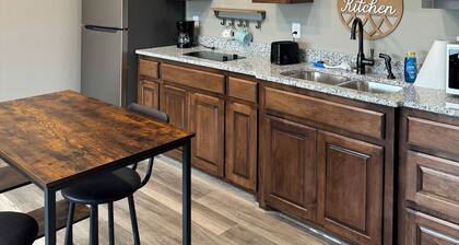 Cozy cabin near Medicine Park with WiFi, AC