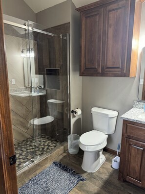 Douche, serviettes fournies, savon, shampoing