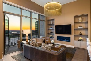 Smart TV, fireplace, foosball, table tennis - *NEW* Peach City Penthouse by Atlanta Luxury Rentals (Atlanta)