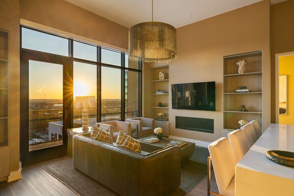 Smart TV, fireplace, foosball, table tennis - *NEW* Peach City Penthouse by Atlanta Luxury Rentals (Atlanta)