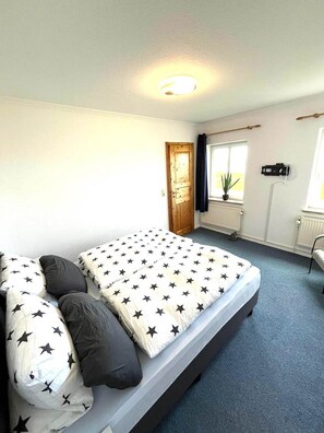 2 slaapkamers, een strijkplank/strijkijzer, wifi, beddengoed