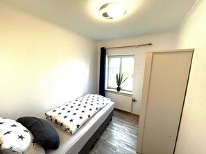 2 bedrooms, iron/ironing board, WiFi, bed sheets