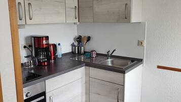 Kühlschrank, Ofen, Herdplatte, Wasserkocher mit Kaffee-/Teezubehör