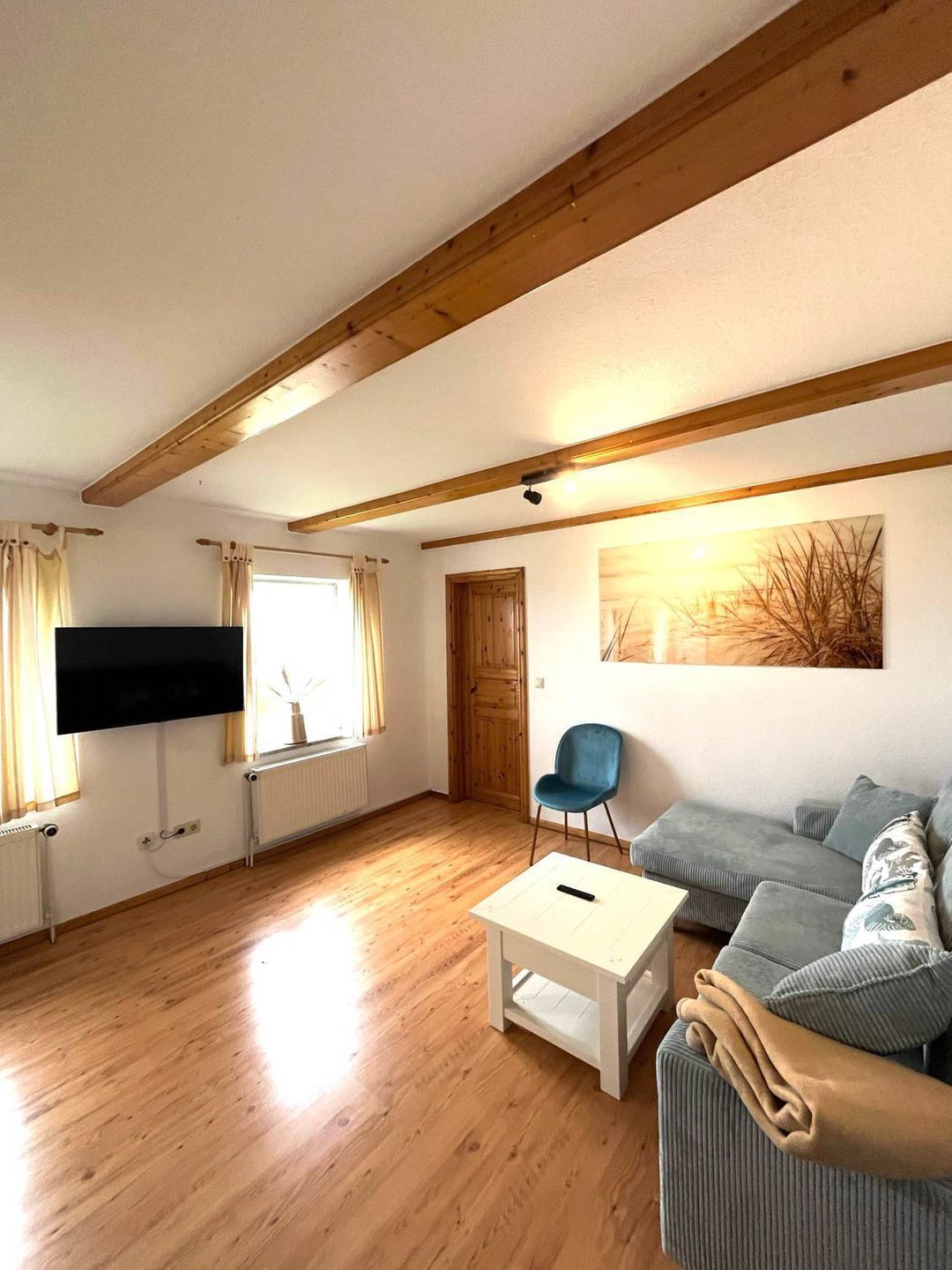 Een televisie en een stereo