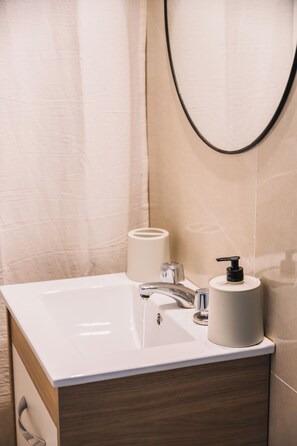 Haartrockner, Handtücher, Seife, Toilettenpapier