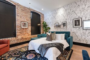 2 quartos, ferros/tábuas de passar roupa, berço de viagem