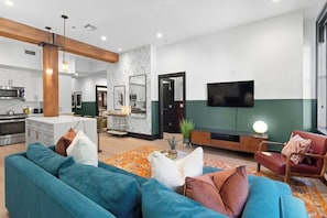 Smart-TV, Tischfußball, Tischtennisplatte