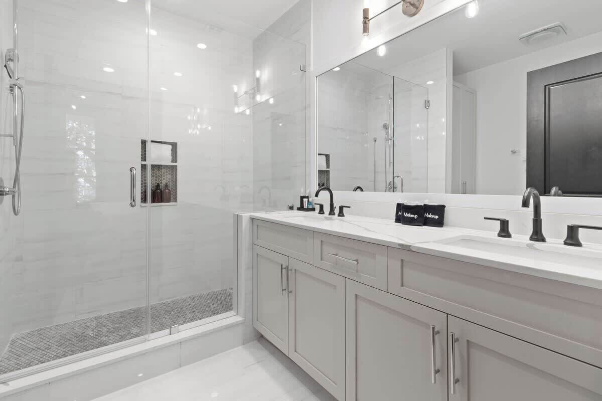 Dusj, hårføner, håndklær og såpe