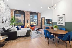 2 slaapkamers, een strijkplank/strijkijzer, reisbedje, gratis wifi