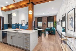 Interior - Spa Bath | Rooftop Pool | BBQ | Gameroom | Hotel (New Orleans)