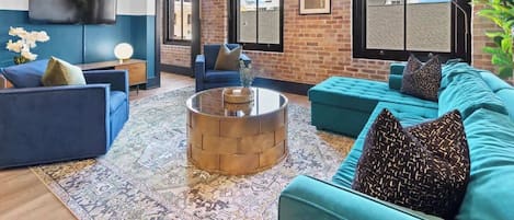 Smart TV, table football, ping pong, stereo