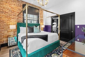 2 bedrooms, iron/ironing board, free WiFi, bed sheets - Modern Comfort–Pool Gym Luggage Lockers Hotel (New Orleans)