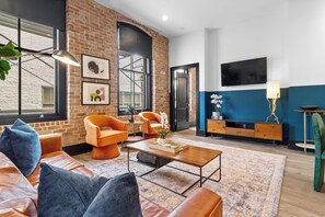 TV connectée, baby-foot, table de tennis de table, chaîne hi-fi