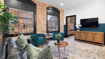 Smart-TV, fotballspill, bordtennis og stereoanlegg