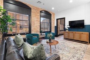 TV connectée, baby-foot, table de tennis de table, chaîne hi-fi