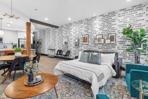 2 bedrooms, iron/ironing board, free WiFi, bed sheets - NOLA Favorite - Rooftop Pool, Game Room & Gym (New Orleans)