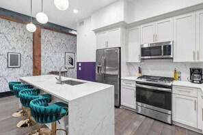 Fridge, microwave, oven, stovetop - Steps to French Quarter | Rooftop Pool | Hotel (New Orleans)