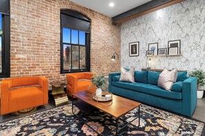 Smart TV, table football, ping pong, stereo