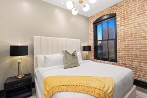 2 dormitoris, planxa i posts de planxar i un bressol de viatge 