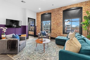 Smart-tv, bordsfotboll och ett bordtennisbord